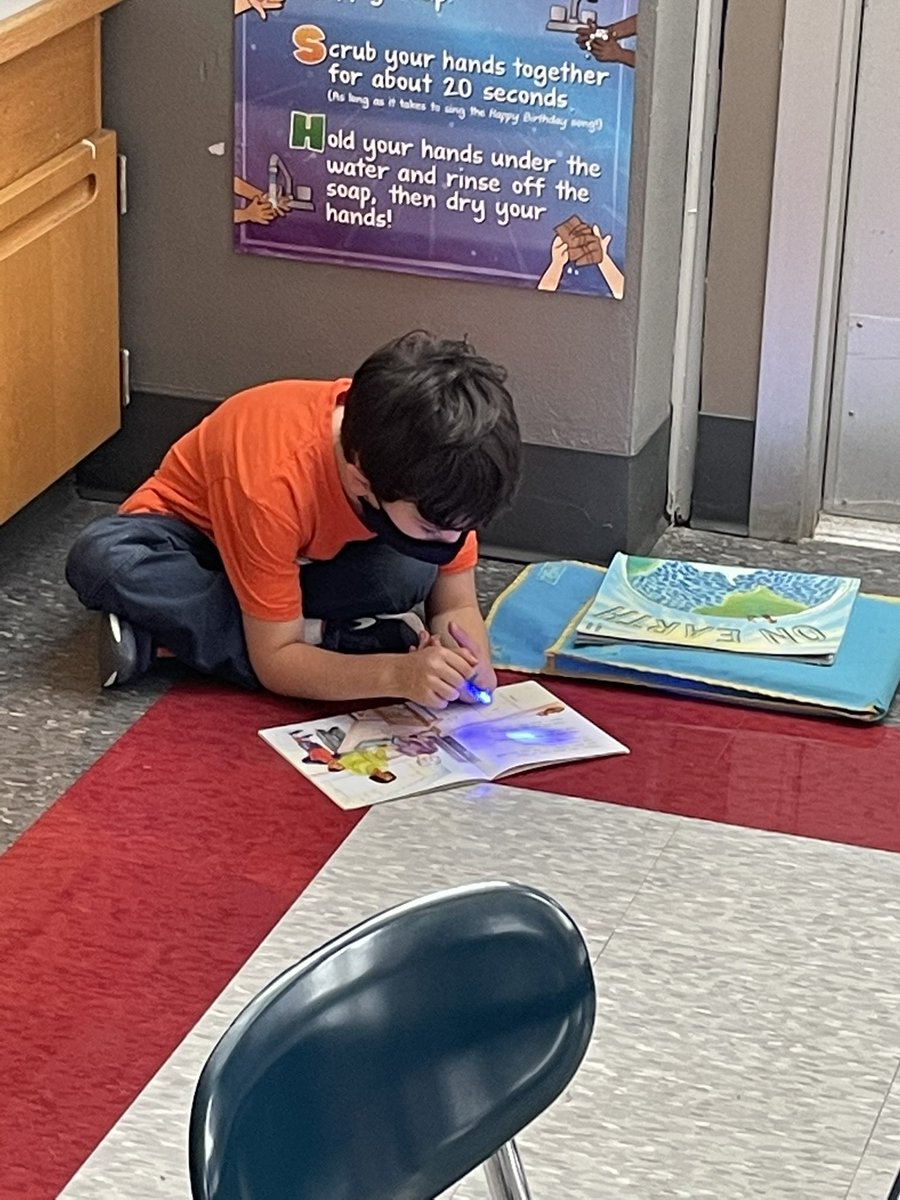 LeRoyWSS's tweet photo. 🔦Miss Turman’s class is building their  independent reading stamina with a little flashlight Friday! 🔦📚#read #readingisfun https://t.co/YVJMUkMtFO