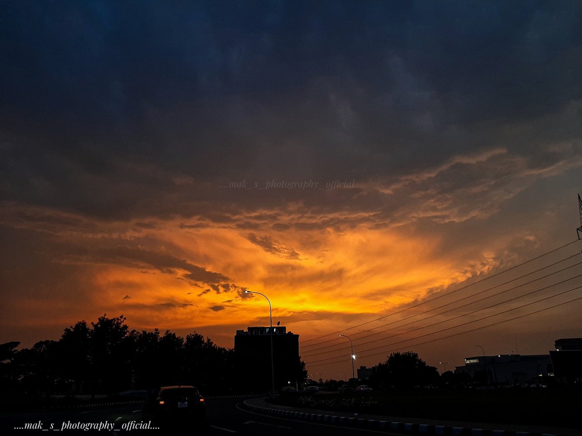 MAKPHOTOGRAPHY2's tweet photo. #SamsungA50
#nature #naturelover #naturephotography #travel #travellingphotography #travelblogger #blogger #street #streetphotography #streetlights #mobilephotography #sunset #ghostclouds #fire #Sky #Wires #colors #trees #art #design #artist #architecture #infrastructure https://t.co/4gx1W0JsrV