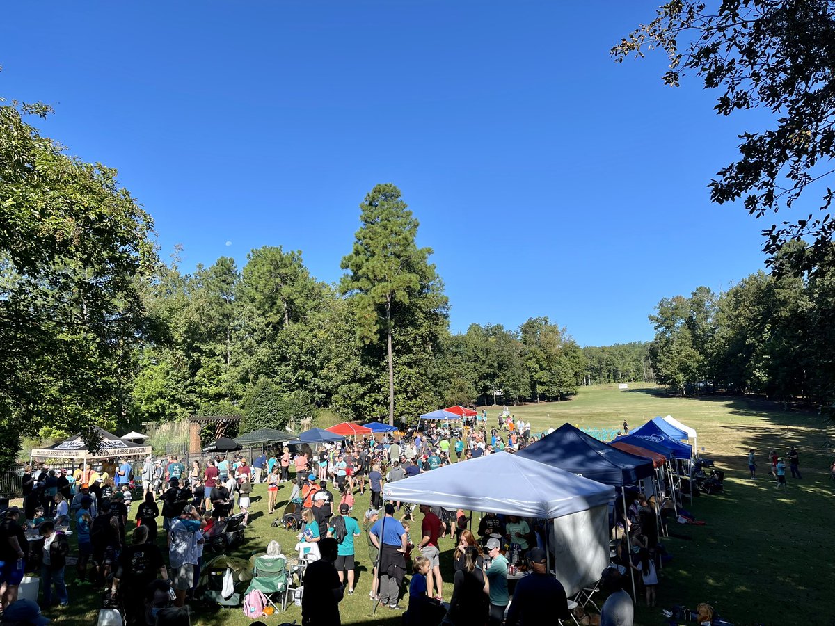 StephWVTM13's tweet photo. Jim and Cecilia started the Laura Crandall Brown Foundation 12 yrs ago after the passing of their daughter, at age 25, from ovarian cancer. It was a great morning to be a part of their #HeadOverTeal race.  #thinkoflaura 🙏🏻 https://t.co/sQZlonoRZ0
