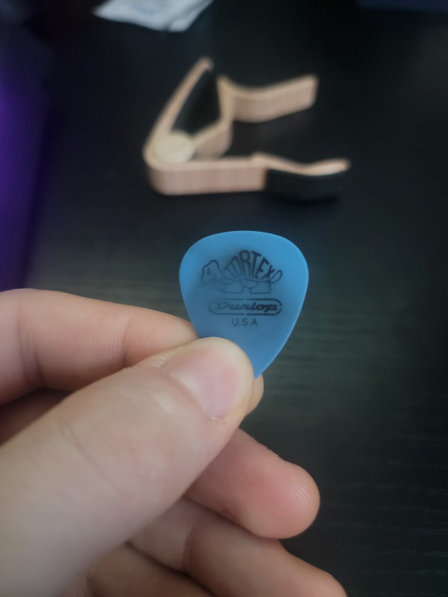 NewestMedia's tweet photo. @jimdunlopusa I was wondering why my fingers were black. https://t.co/DvNWcwHckM