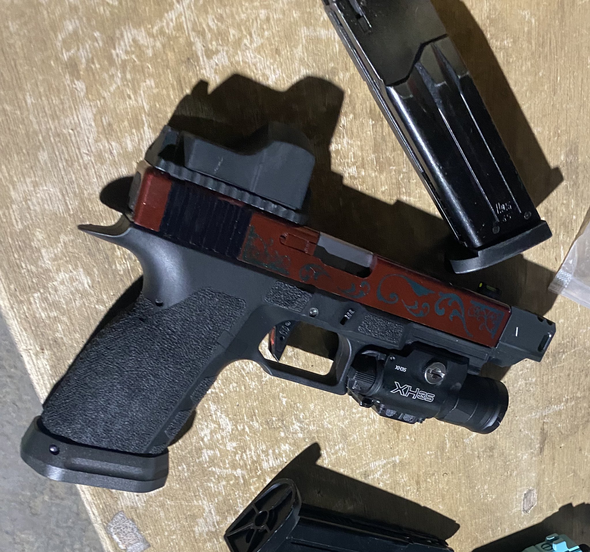 Carbon8 CO2GBB STRIKER 9 + 予備マグとマグウェル