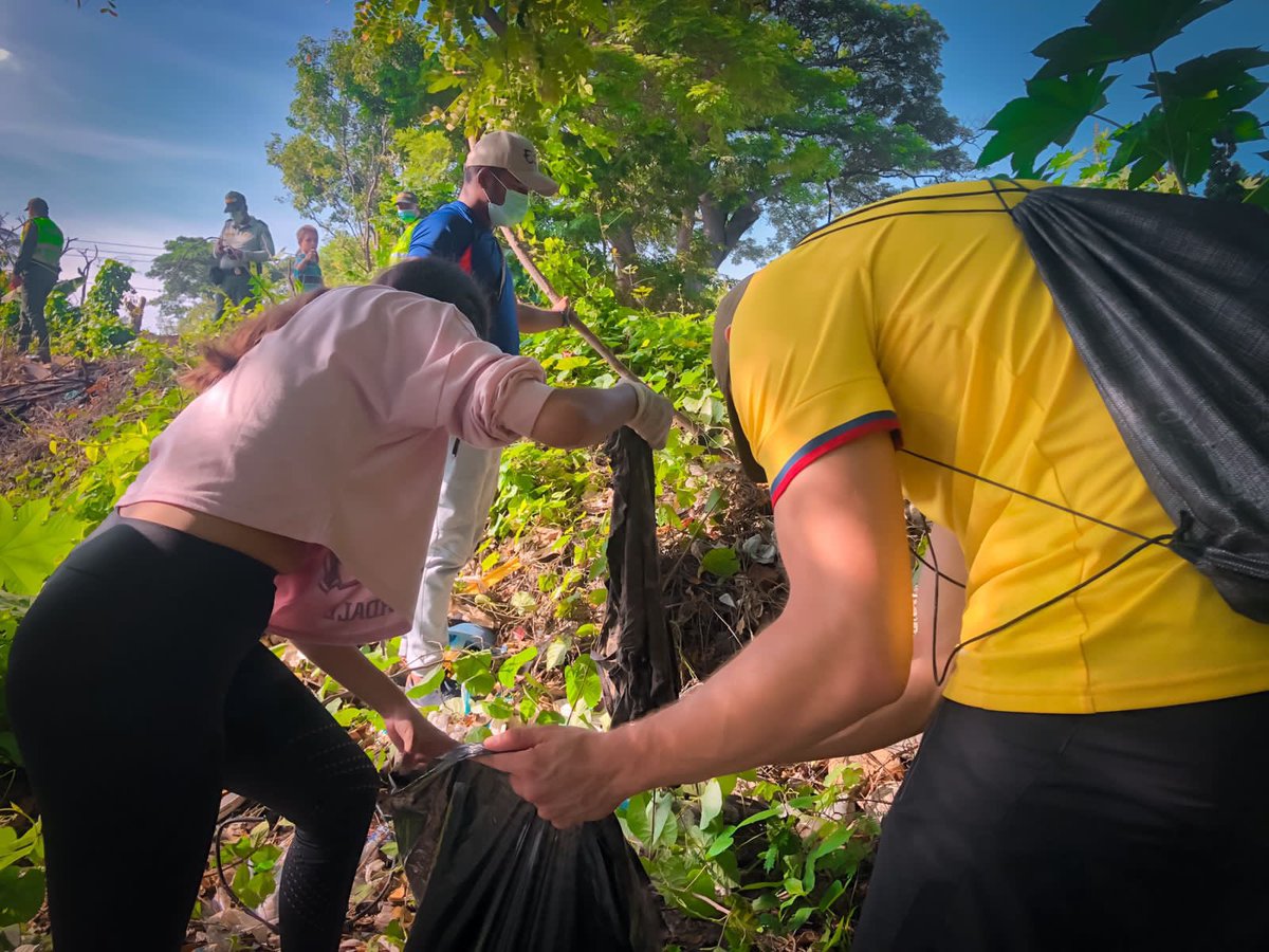 Delmitag's tweet photo. #Valledupar Hoy nuestros voluntarios realizaron jornada de limpieza y siembra de árboles en la margen derecha del Rio Guatapurí en articulación con la #SecAmbiente @gelcagutierrez @JkDeGa 
Únete a nuestras iniciativas por el cambio 🪴☘️#VoluntariadoAreandina https://t.co/AkzPa5ouKq