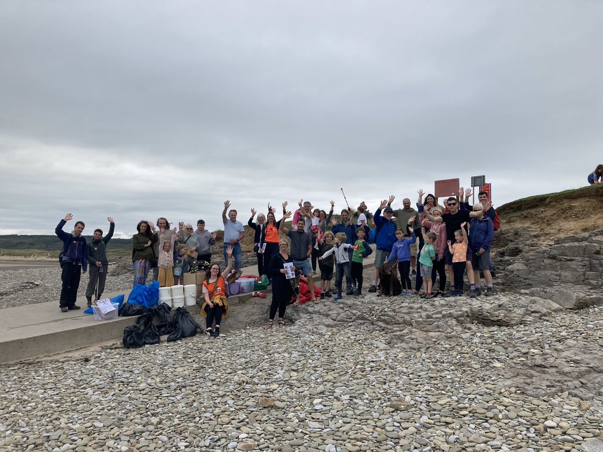 AmgueddfaCymru's tweet image. This week it is both the #GreatBigGreenWeek and the @mcsuk’s #GreatBritishBeachClean, so with our beach cleaning volunteers we are highlighting climate change and plastic pollution with some beach art

(Thread 1/6)

@TheCCoalition 🌍