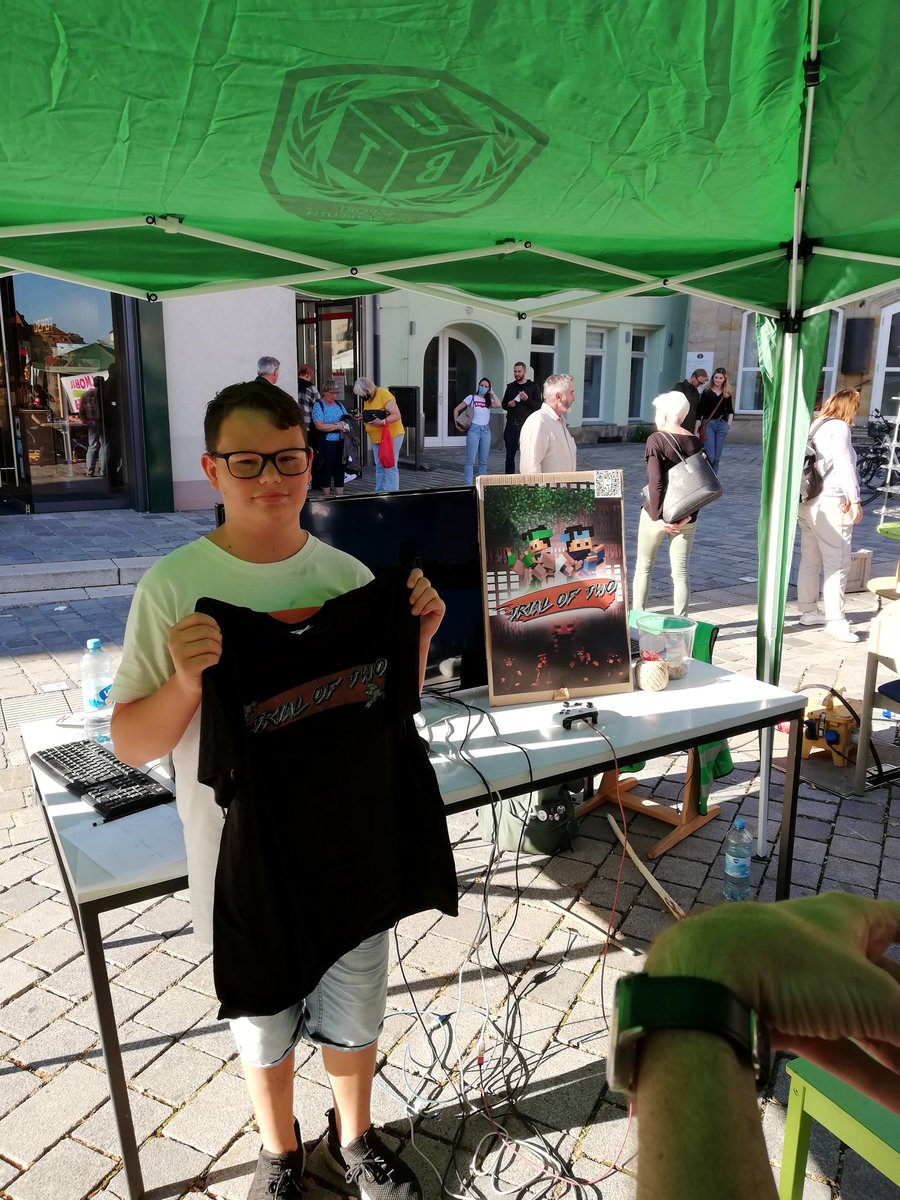 Und er steht fest, der Gewinner unseres 1. offiziellen Trial of Two Turniers und eines exklusiven, limitierten Trial of Two Shirts: Justin! Vielen Dank an alle, die diese Woche bei uns vorbei geschaut haben. Es hat Bock gemacht 🥰 Unterstützt von <a href="/esportubt/">E-Sport UBT e.V.</a> 💚