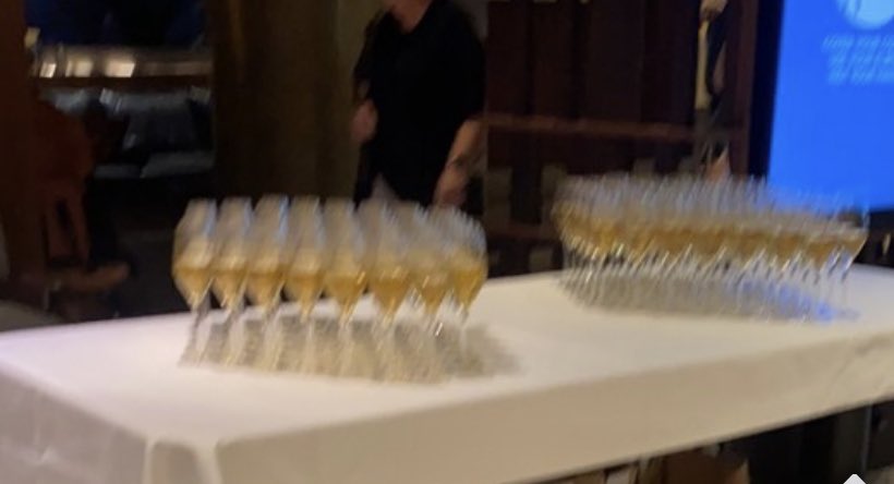 jepsipepsi's tweet photo. @ErikFollestad «Alle» er et vidt begrep.. her er sjampisen: det var ganske mye mer folk enn glass. https://t.co/8FVy6buk9j