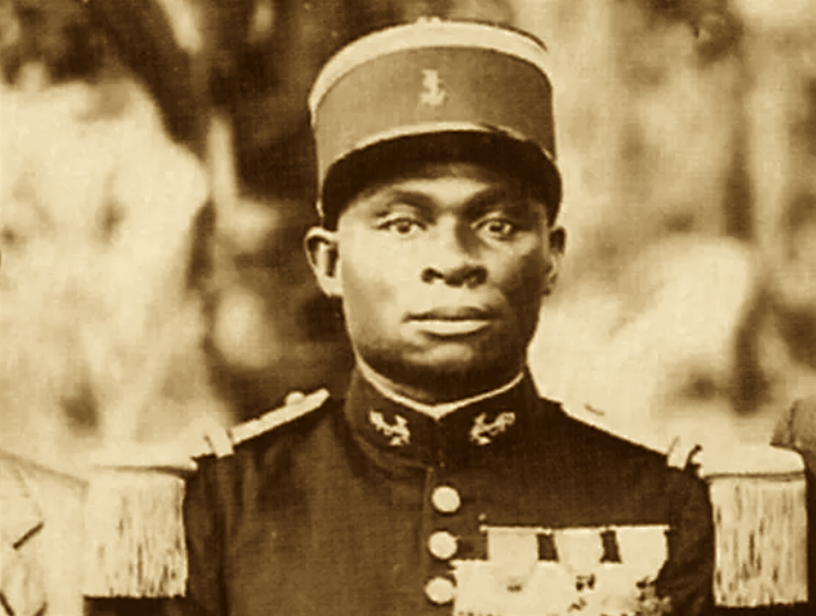 Né au Gabon, un héros de plusieurs guerres. Qui réclame en 1940 l'honneur de couvrir la retraite du bataillon. Qui,capturé le 7 juin, refuse le déshonneur de ne pas être considéré comme un officier français. Et qui le paie d'une balle derrière la tête. Charles N'Tchoréré, 43 ans.