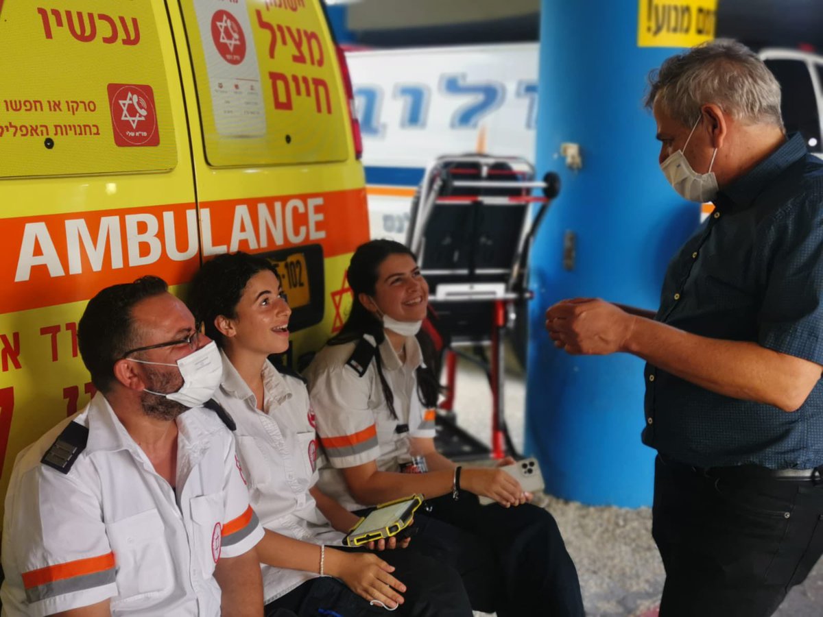 בשבת, בחג, באמצע הלילה, 365 ימים בשנה בלי יוצא מן הכלל, הם מצילים חיים. תמיד קשובים, מסורים, הכי מקצועיים. ובקורונה במיוחד. כל פעם שאני נתקל בעובדי מד״א - בבתי חולים, בארועי אסון ובתחנות הבדיקה והחיסונים - אני לא מחמיץ הזדמנות להגיד להם: כל הכבוד, אוהב אתכם מאוד. <a href="/mda_israel/">מגן דוד אדום</a>