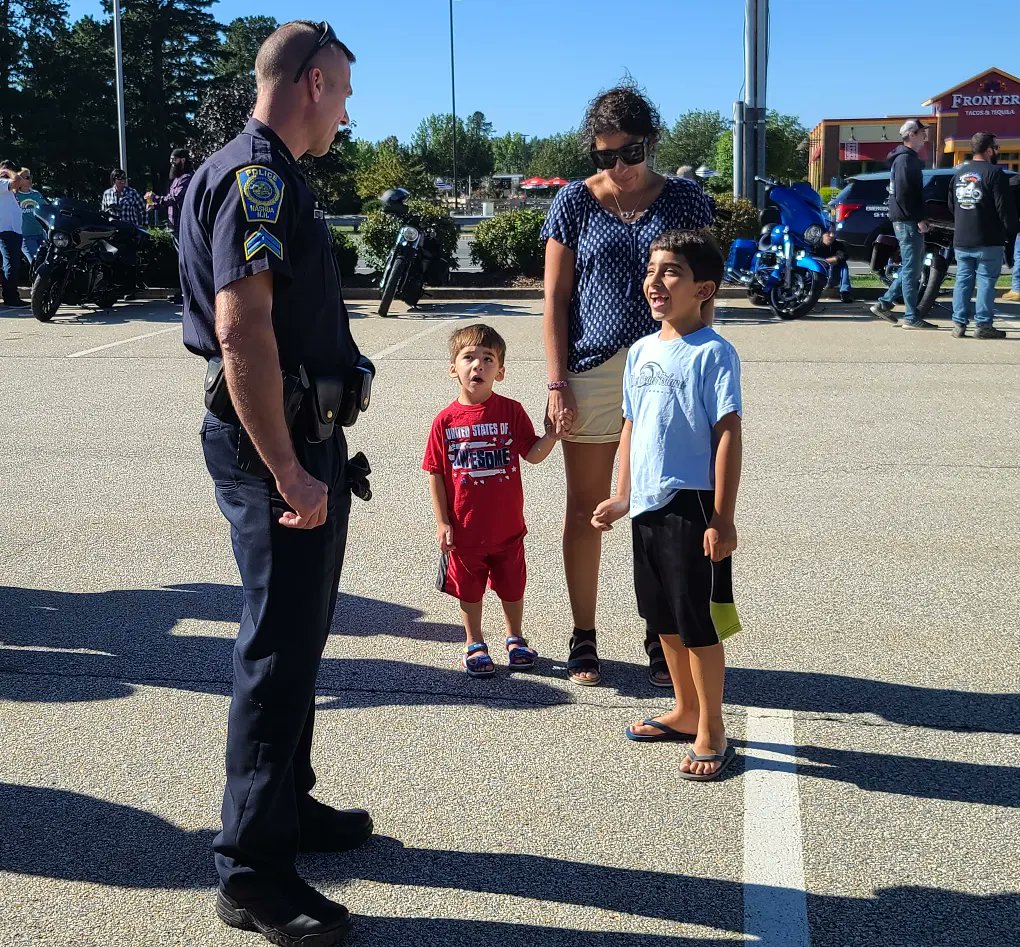 NashuaPAL's tweet photo. PAL was grateful to see our NAM Knights, Nashua Rotary West, &amp; @StMarysBankCU friends at Joyce Cooling &amp; Heating's Charity Ride.
Also, happy to see this great #CopsAndKids interaction w/ @NashuaPolice Officer Sullivan &amp; some youth
#CopsKidsCommmunity #EveryKidDerservesAPAL https://t.co/FdZpevHkVO