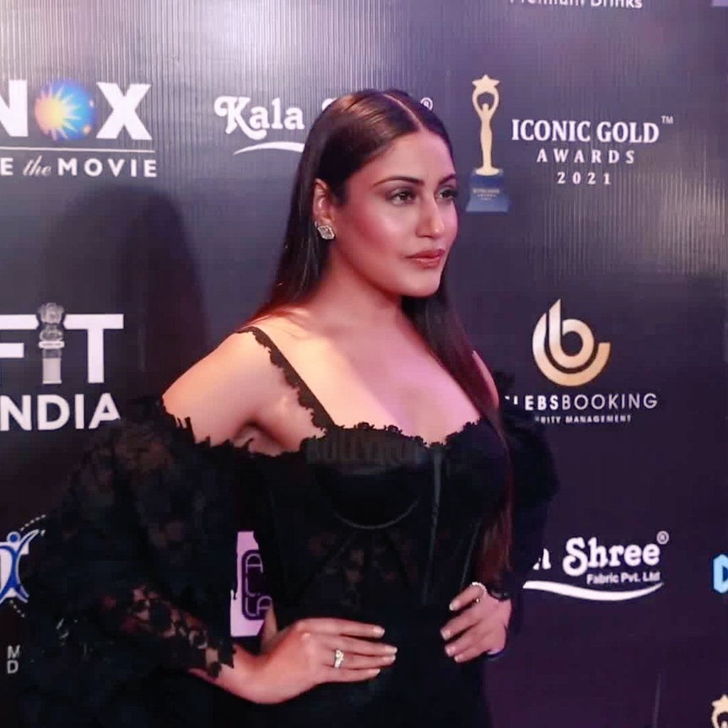 OMG she look damn gorgeous 😍😍😍♥️♥️♥️
Black colour always suits her

#SurbhiChandna #IconicGoldAwards2021