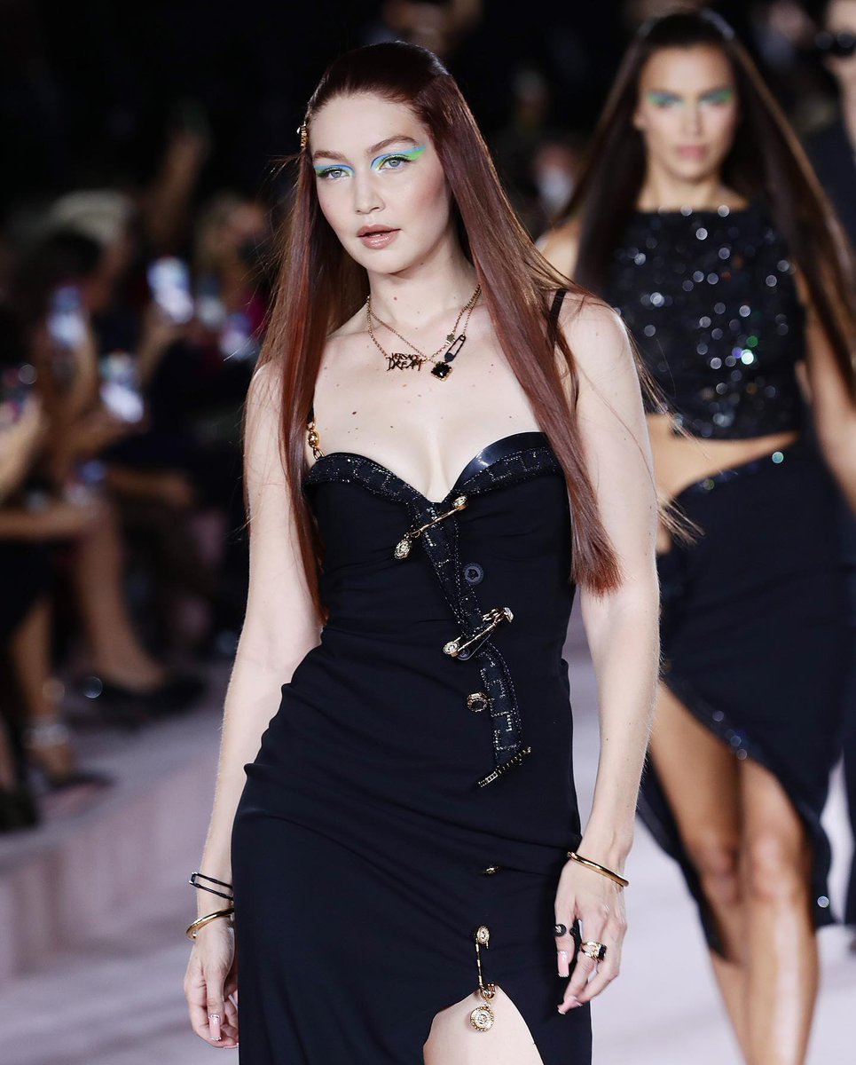 gigihadidsdaily's tweet photo. vogueparis: "A star-studded show: @Versace invited @ImaanHammam, @RianneVanRompaey, @AdutAkech, Lourdes Leon, @Emrata, @GigiHadid, @IrinaShayk and OG supermodel @Naomi to walk on the Spring/Summer 2022 show of the house. Swipe left to see more.

Le défilé @Versace invitait..." https://t.co/JiB3EDN2ZO
