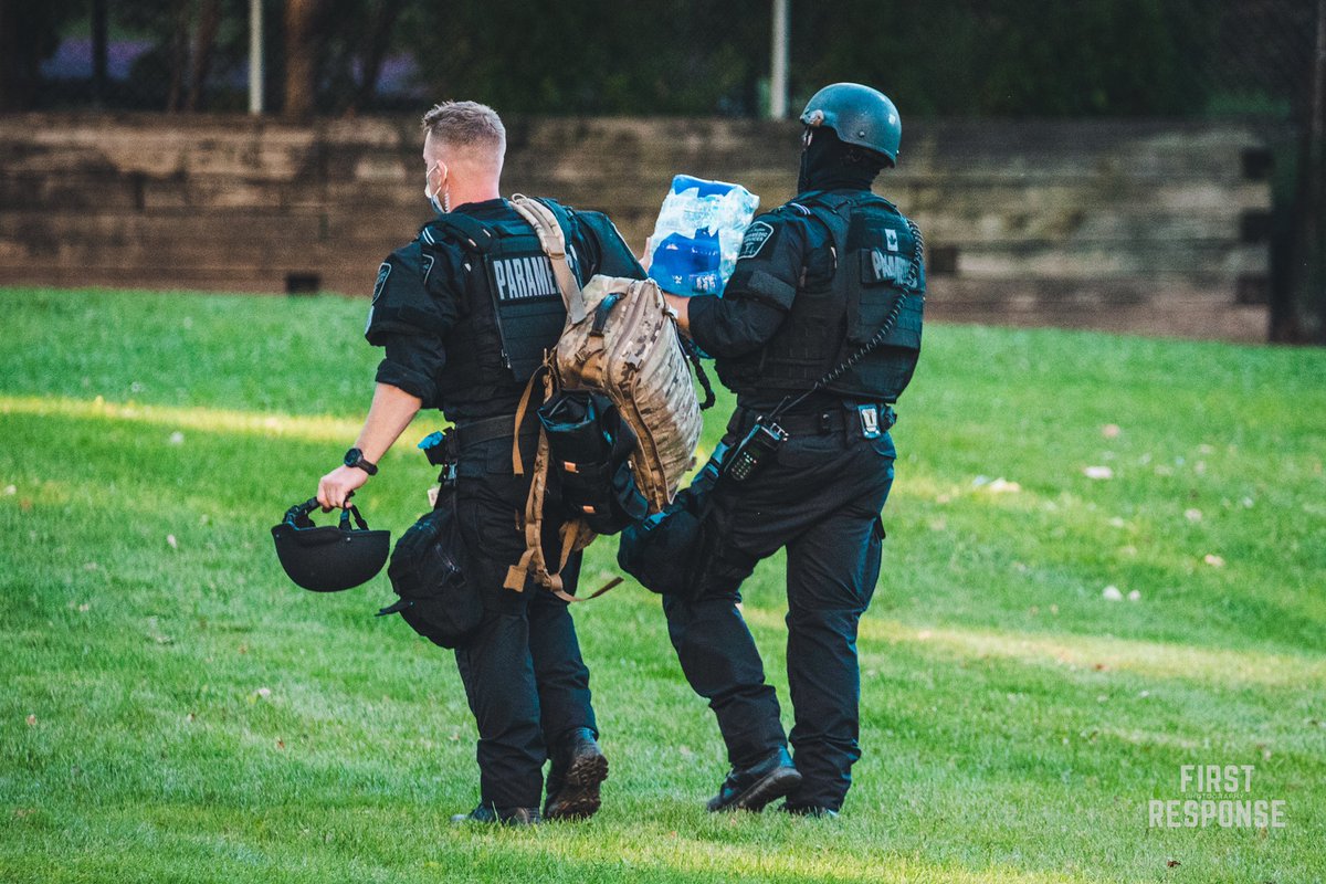 FirstResponseP1's tweet photo. SRU ⛑
•
•
#yorkregionparamedics #yorkparamedics #paramedic #ems #medical #ambulance #ford #standoff #policestandoff #sru #specialresponseunit #emergencyservices #markham #yorkregion #ontario #canada https://t.co/zLPLh5hKj0