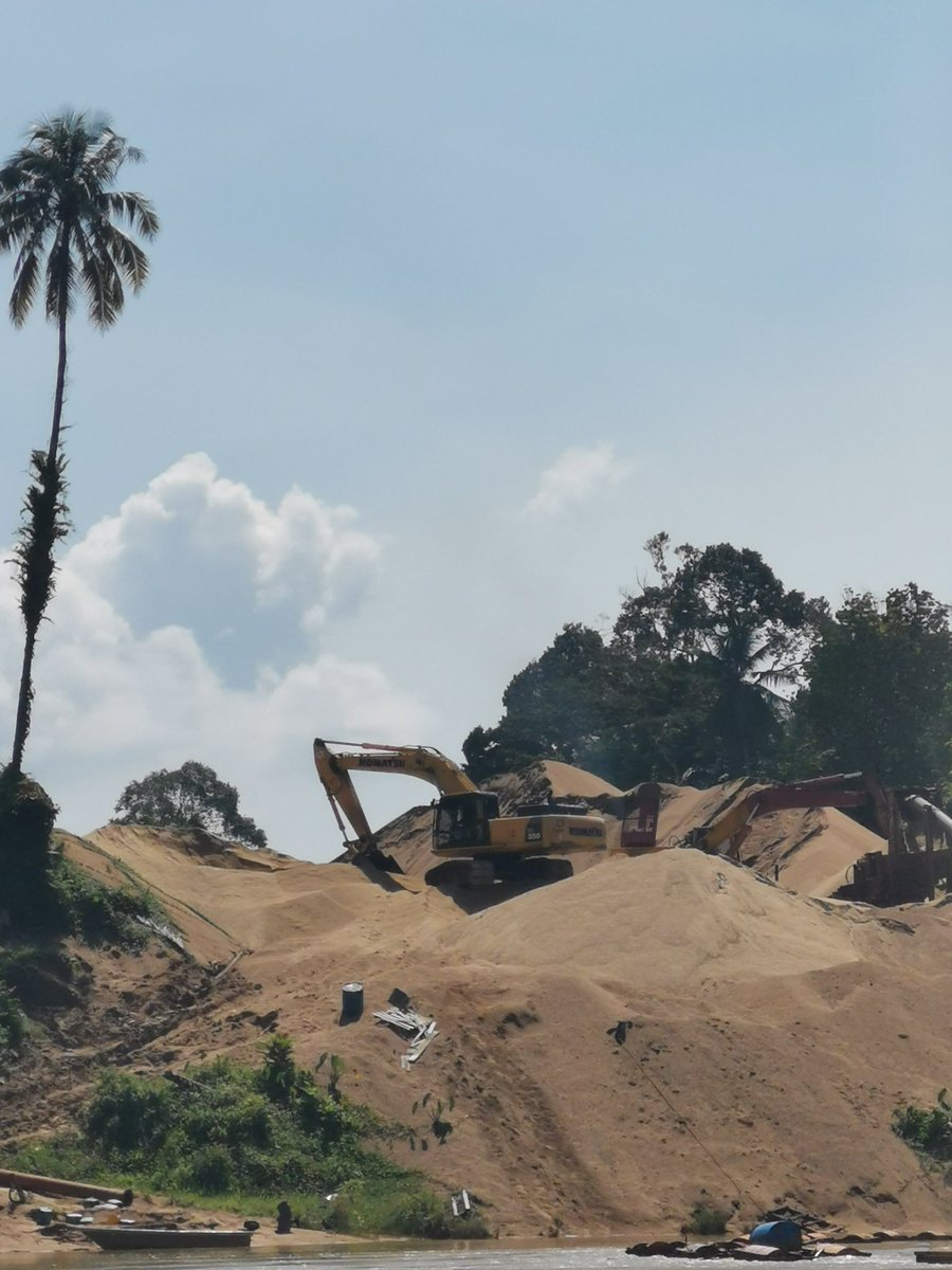 biliey90's tweet photo. Antara objektif trip ini ialah mengenalpasti aktiviti pelancongan serta aktiviti pengorekan pasir sekitar sungai Terengganu https://t.co/VknKA2ozpd