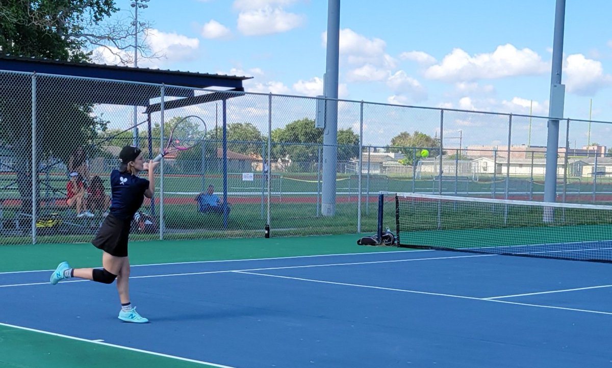 carroll_tennis's tweet photo. Today's top action shots against Vets #GoTigers #TigerTennis #ActionShotsSayItAll https://t.co/Umzbz9BrMj