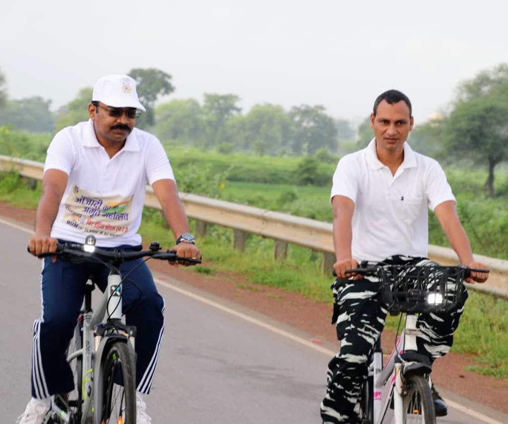 A 🚲 Rally was organized today by CRPF Group Centre, Raipur as part of Azadi ka Amrit Mahotsav...
Hundreds of cyclists pedalled on the streets of Raipur spreading the message of unity and integrity...
<a href="/crpfindia/">🇮🇳CRPF🇮🇳</a> 
<a href="/HMOIndia/">गृहमंत्री कार्यालय, HMO India</a> 
<a href="/PMOIndia/">PMO India</a>