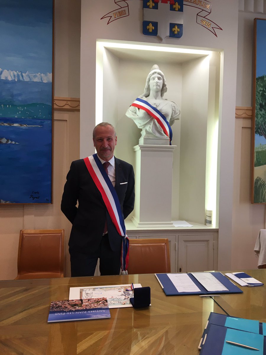 C’est une fierté et un plaisir d’officier pour les mariages au nom de <a href="/JeanLeonetti/">Jean Leonetti</a>, Maire d’<a href="/antibes_jlp/">Antibes JLP</a>, dans cette magnifique salle décorée par Peynet #EluLocal #AntibesJuanLesPins #SophiaAntipolis