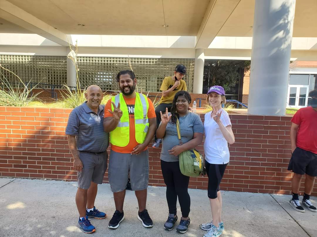 CityOfArlington's tweet photo. .@ArlingtonISD @JamesBowieHS students joined Council Members Dr. Victoria Farrar-Myers, Nikkie Hunter and Raul Gonzalez to accept the #NTXCleanupChallenge this morning! Thanks to the more than 50 students who participated in this community project! ❤ https://t.co/0c58JObtj2