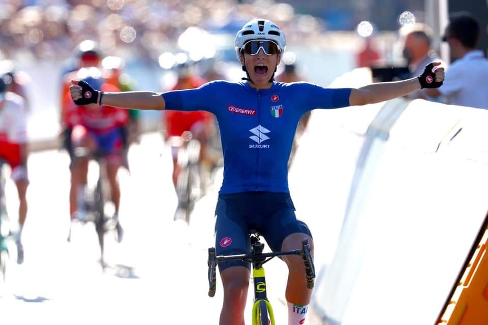 Federciclismo's tweet photo. Prova in linea femminile: Signore e signori, la nuova campionessa mondiale si chiama ELISA BALSAMO 🥇💙
Un dream team davvero pazzesco! #DAINOI

#nazionaleciclismo🇮🇹 #fci #uci #flanders2021 https://t.co/Y5VNuPmOvE