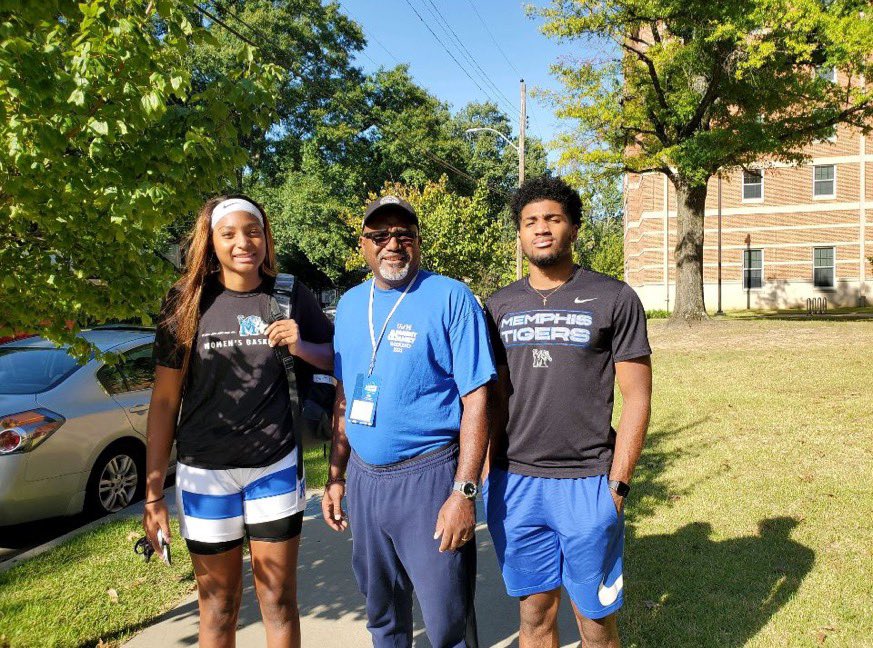 Lorrie_MomOf3's tweet photo. Parent and Family weekend at  @uofmemphis with the twins. https://t.co/zTv8soNZFx