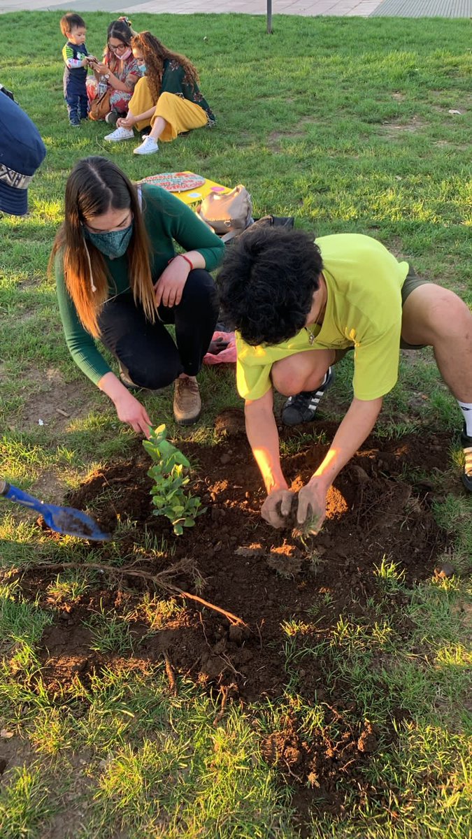 itsnow_org's tweet image. Ciudadanos sumaron plantación de árboles nativos y huertos comunitarios en espacios públicos a la Huelga Global por El Clima. Símbolos de resistencia y acción para exigir accion a gobiernos y autoridades del mundo

#ClimateStrike 
#UprootTheSystem 
#DesenraizaElSistema
#Itsnow