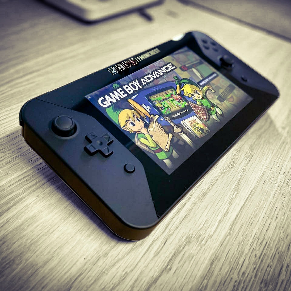 lemoncrest's tweet photo. Hands-on with the new X-Pi ONE

Follow the lastest news about the project at https://t.co/tXGNa2a8ca
Join in our discord: https://t.co/dK88M6kuNk

#gameboy #gamer #gaming #retrogaming #videogamers #nintendo #oldschoolgaming #retrogamers #raspberrypi #japanesegames #gamesconsoles https://t.co/aQ3NolDy3V