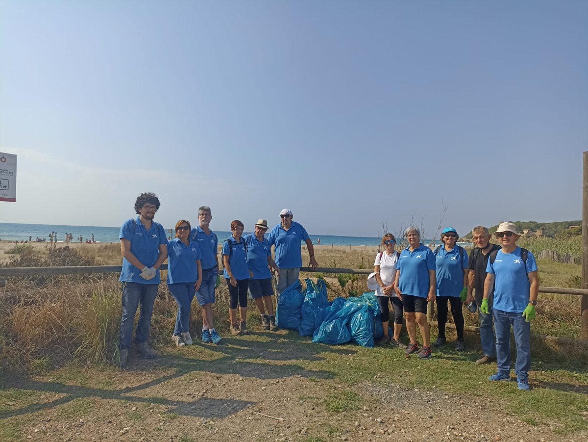 acrusell's tweet photo. #RecogeReciclaRespira #VoluntariadoCaixaBank
Avui hem recollit 48 kg de deixalles a la platja d'Altafulla i desembocadura del Gaià https://t.co/akfIGXZ3EW