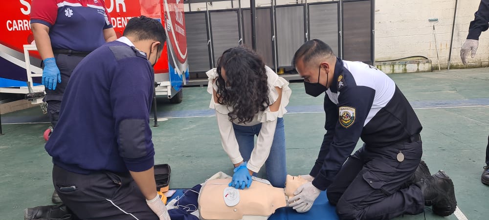 RuthCaldasArias's tweet photo. #Capacitación | Gracias al apoyo del American College, junto a  nuestro personal operativo y de OIAT asistimos al taller sobre "RCP Primer respondiente" en la ciudad de #Cuenca. 
La preparación permanente es fundamental para prevenir y salvaguardar la vida de la ciudadanía. https://t.co/CLhWXqibwJ