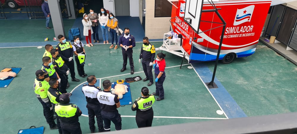 RuthCaldasArias's tweet photo. #Capacitación | Gracias al apoyo del American College, junto a  nuestro personal operativo y de OIAT asistimos al taller sobre "RCP Primer respondiente" en la ciudad de #Cuenca. 
La preparación permanente es fundamental para prevenir y salvaguardar la vida de la ciudadanía. https://t.co/CLhWXqibwJ