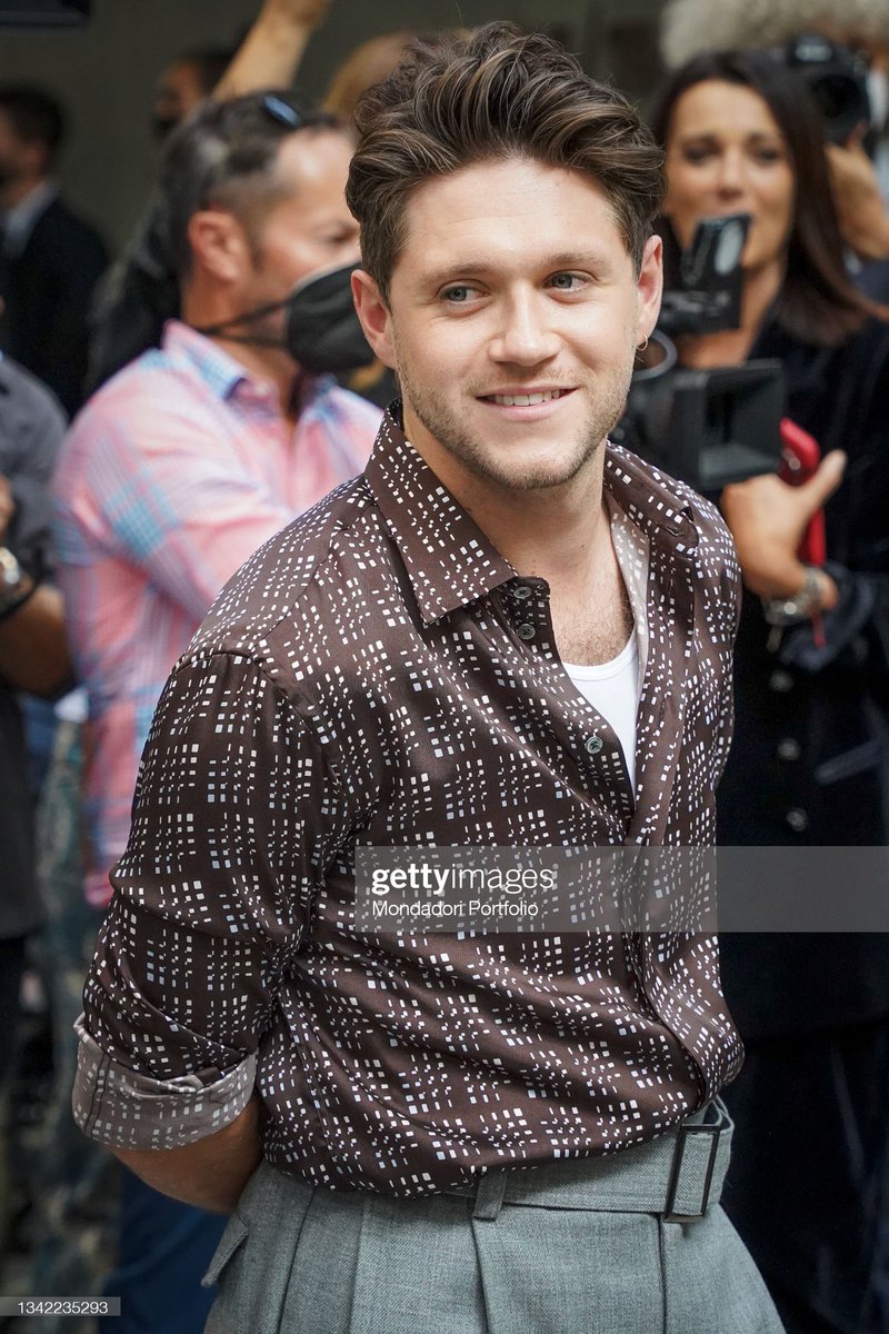 NiallPromoSpain's tweet photo. 📸|| Nuevas fotos de @NiallOfficial en el desfile de Emporio Armani https://t.co/E4RKBSijvU