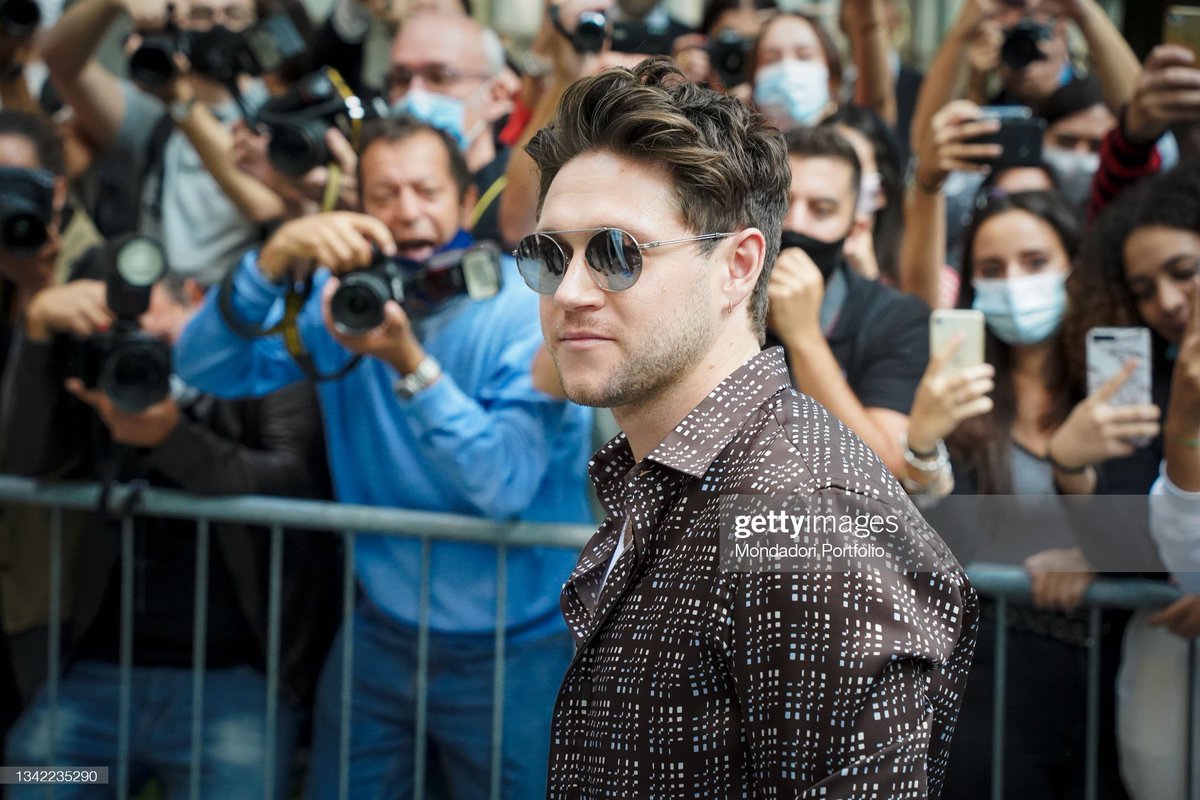 NiallPromoSpain's tweet photo. 📸|| Nuevas fotos de @NiallOfficial en el desfile de Emporio Armani https://t.co/E4RKBSijvU