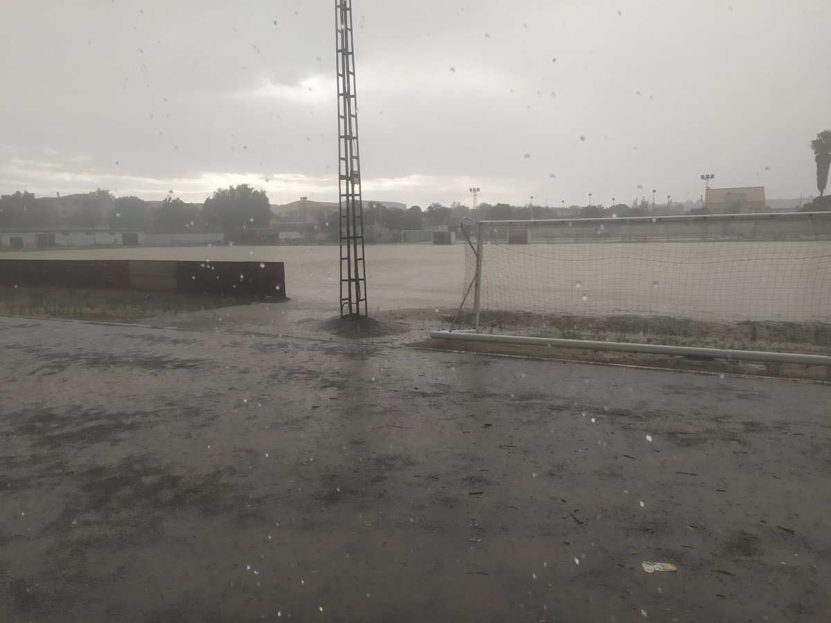 TorrejoncilloAD's tweet photo. Partido finalmente suspendido. Frustrados es poco. ¿Cuando nos van a hacer caso la @Junta_Ex, @GFVara @AytoTorre , @DiputacionCC , @DepExtremadura ? https://t.co/FuLvwzJYT5