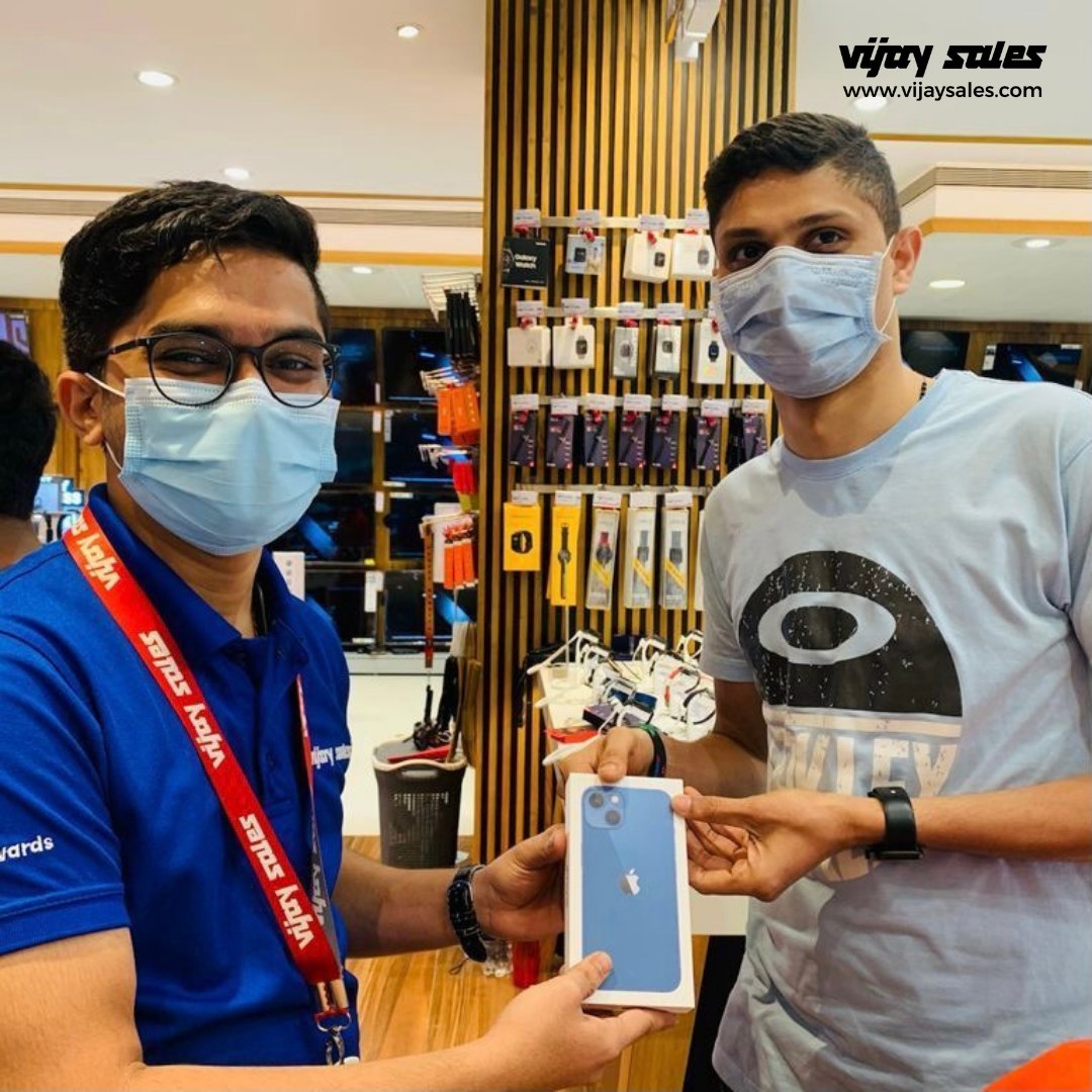 VijaySales's tweet photo. Look who got their hands first on the iPhone 13 series at our stores #FirstCustomers #iPhone13 https://t.co/0mNdWwclqp