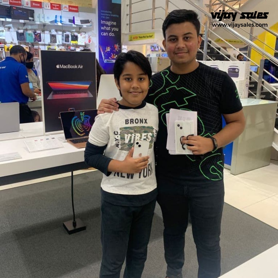 VijaySales's tweet photo. Look who got their hands first on the iPhone 13 series at our stores #FirstCustomers #iPhone13 https://t.co/0mNdWwclqp