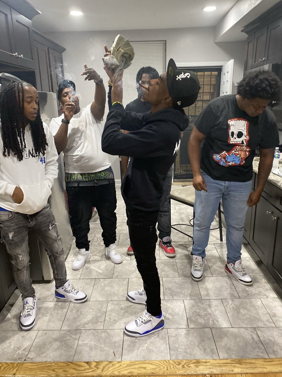 MoMoney4l's tweet photo. TAKE A RISK IT MIGHT PAY OFF💯 FUCK A STYLIST I GOT SAUCE  #MM https://t.co/LakaPeIMJR