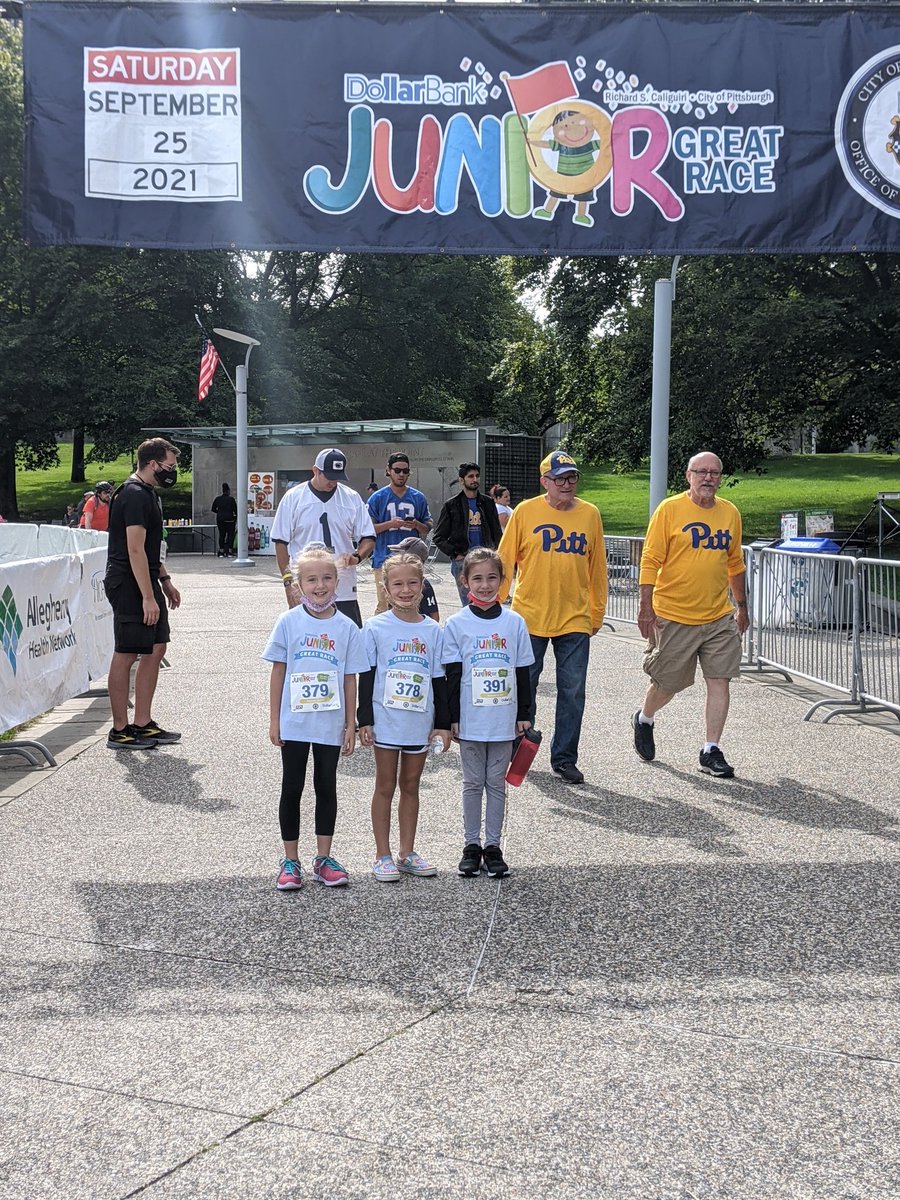 M_Haney14's tweet photo. Ryleigh, Kaitlyn and Morgan represented Central very well at the Junior Great Race today!! 💪🏅🖤❤️
@MrsHoffmanpe @dagirol @mcperry705 @DrToddKeruskin 

#efwarriors
#efpride
#juniorgreatrace
#pointstatepark https://t.co/ymqIE6vAmi