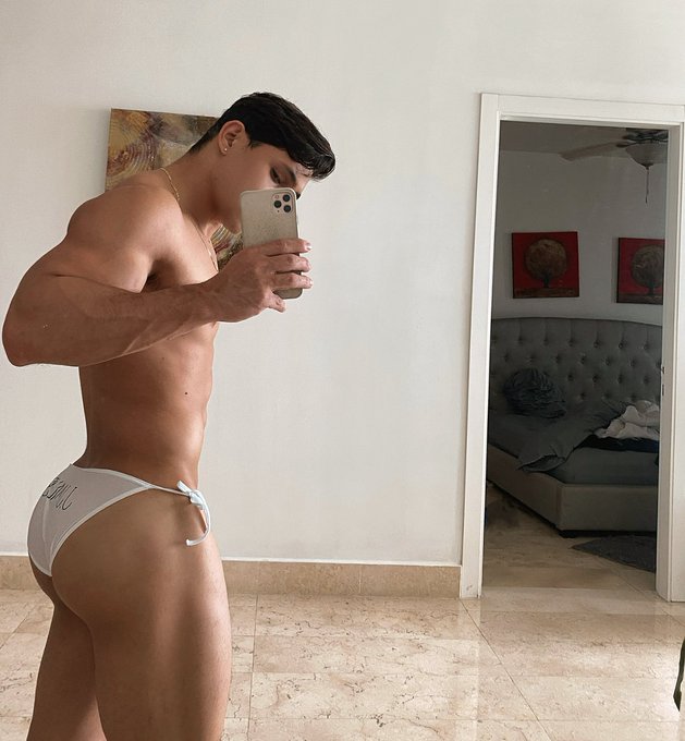 happy Saturday 🥵 https://t.co/uiUqR0oNP2 https://t.co/2l1I5rvIZz