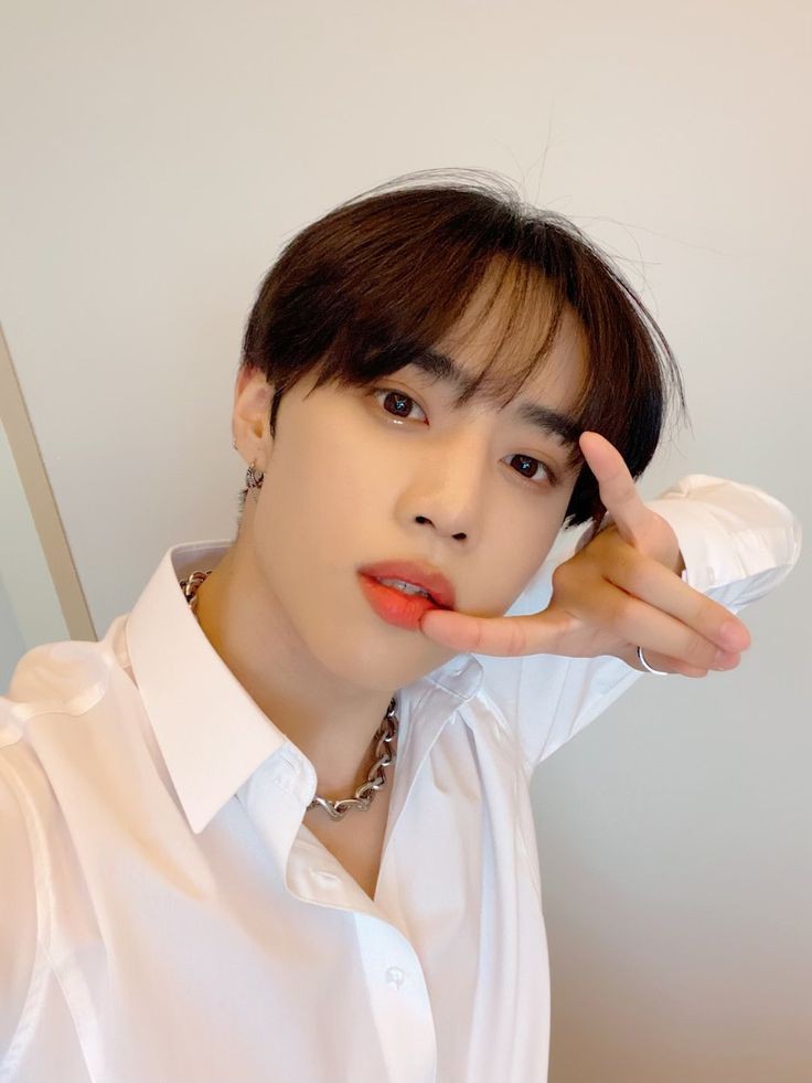 sonbaemiin's tweet photo. sunwoo se baña en 2 minutos gracias al mejor shampoo https://t.co/vqOPTEiHKi