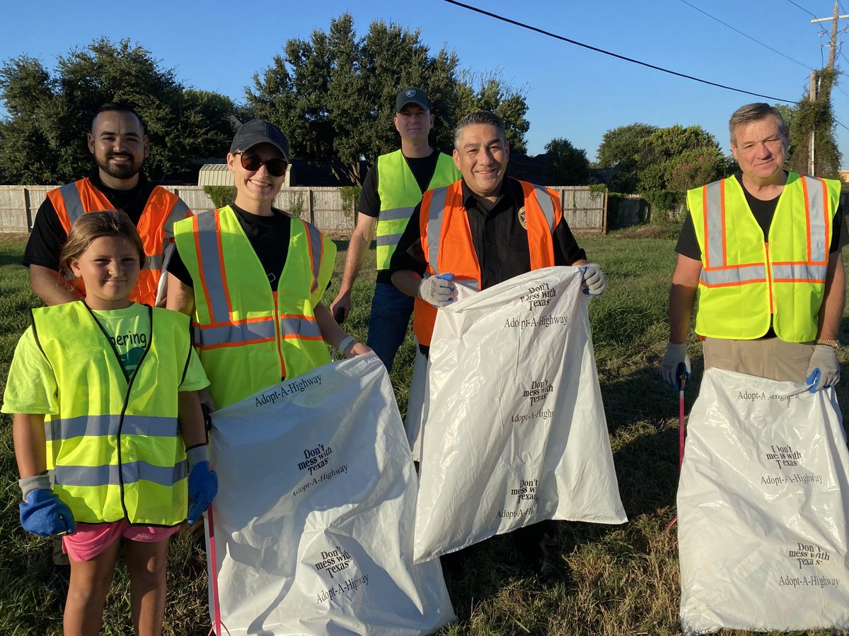 CrossroadsToday's tweet image. ⁦@keepvicbeaut⁩ Great job! #FallSweep #KeepVictoriaBeautiful