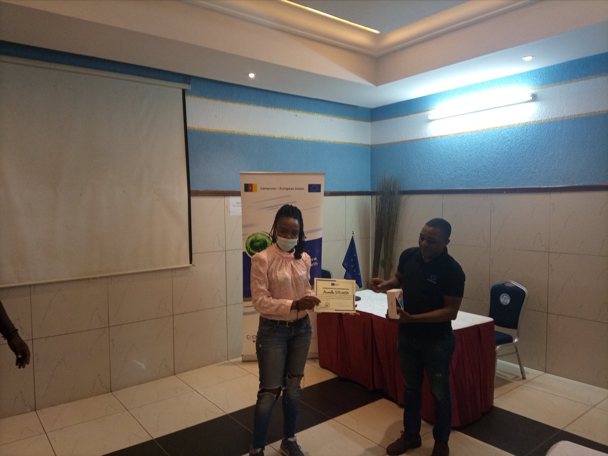 visartculture's tweet photo. Remise des attestations
Fin de l'atelier.
@UEauCameroun
@UnescoYaounde
#EUmeetsABC https://t.co/oHyr2o5Mkt