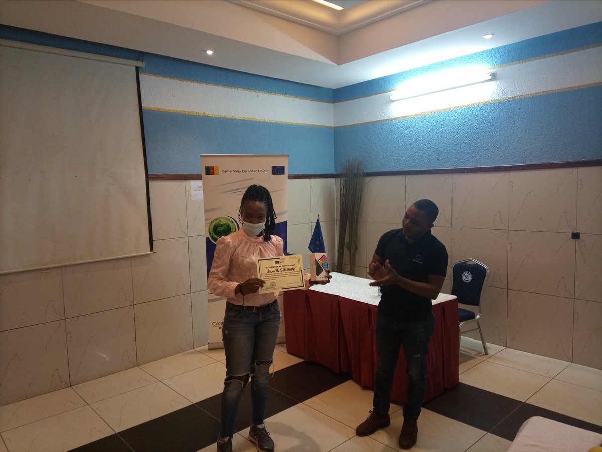 visartculture's tweet photo. Remise des attestations
Fin de l'atelier.
@UEauCameroun
@UnescoYaounde
#EUmeetsABC https://t.co/oHyr2o5Mkt