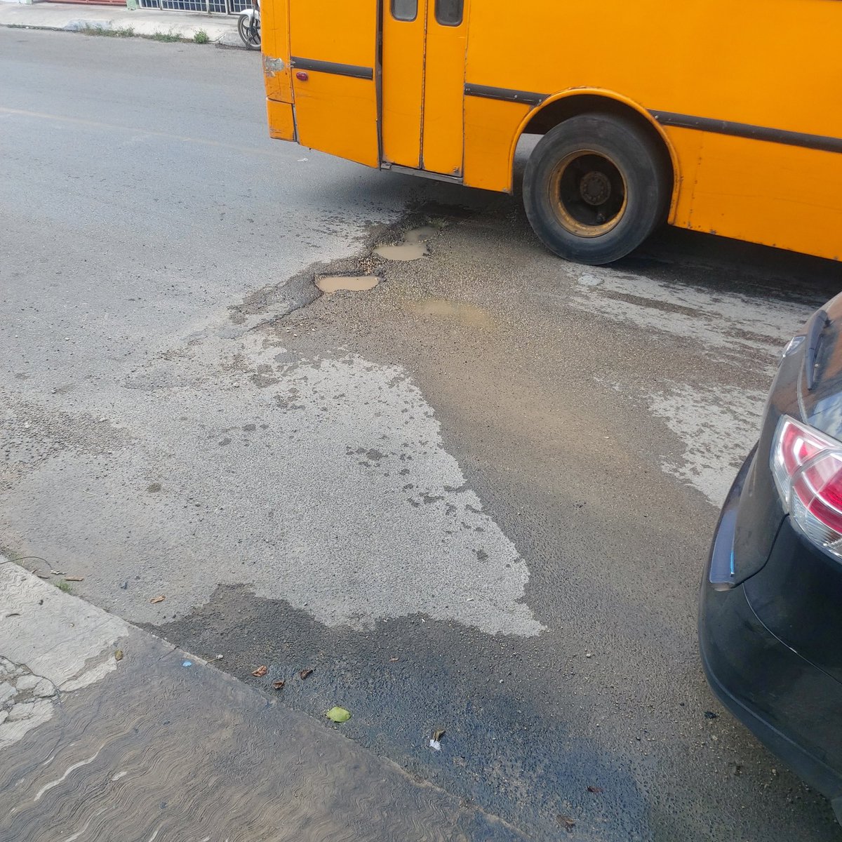 CmiLuiz's tweet photo. @RenanBarrera @JAPAYOficial
@japay
fuga de agua ya con baches reportados constantemente en Calle 31 A diagonal entre 26 y 28 poligono 108 en merida , urge solucionar. https://t.co/Q6OXdYvqQY