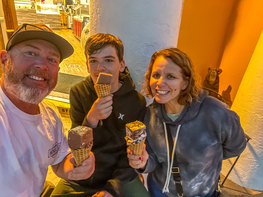 Estes Park, CO.... we were greeted at our campground by this amazing sunset and LOTS of elk (no pic of them 😔 ) just roaming around.  We checked out an amazing Thai restaurant for dinner and had #squareicecream at The Sundae Saloon.  
Next up...Rocky Mountain National Park! ⛰️