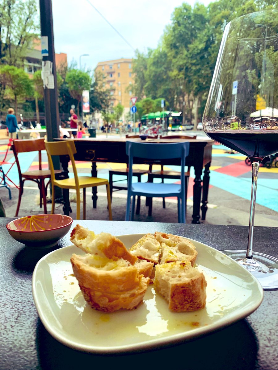 CardellAlessia's tweet photo. Pane e olio e vino rosso.
E sto. 

Con @MusumeciFabio https://t.co/alrsQ9xsH0