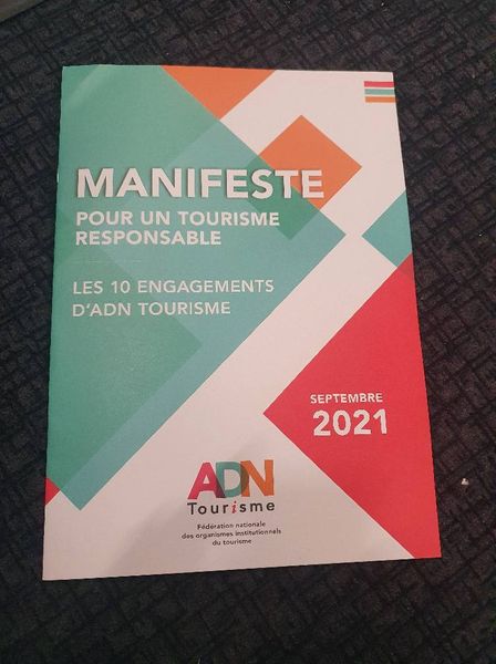ADN_tourisme's tweet photo. En clôture du Congrès d'@ADN_tourisme hier, présentation du manifeste pour un #tourismeresponsable : 10 engagements et une vingtaine d'actions concrètes construites par et pour les organismes institutionnels de tourisme.
> https://t.co/h872fQwhO1 https://t.co/fK38V55oi7