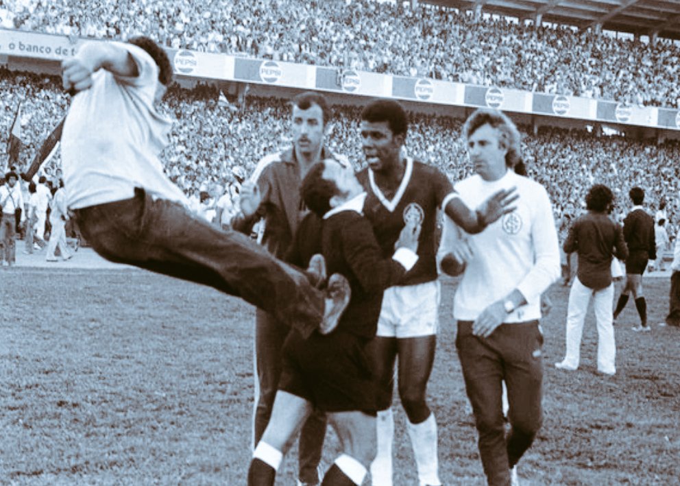 MarceloCecel78's tweet photo. Imagens do histórico #GREnal235
Campanha Tricolor na conquista do Gauchão de 1977 🏆🇪🇪
34 jogos
26 vitórias
5 empates
3 derrotas
70 gols marcados
9 gols sofridos
(Fonte ZH)
#Gremio1977
#Catimba
📸 Armênio Abascal Meireles
📸 Adolfo Alves https://t.co/sl07cf9Mqf