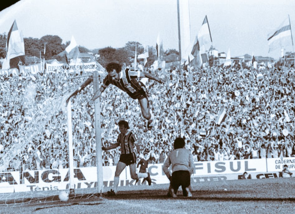 MarceloCecel78's tweet photo. Imagens do histórico #GREnal235
Campanha Tricolor na conquista do Gauchão de 1977 🏆🇪🇪
34 jogos
26 vitórias
5 empates
3 derrotas
70 gols marcados
9 gols sofridos
(Fonte ZH)
#Gremio1977
#Catimba
📸 Armênio Abascal Meireles
📸 Adolfo Alves https://t.co/sl07cf9Mqf