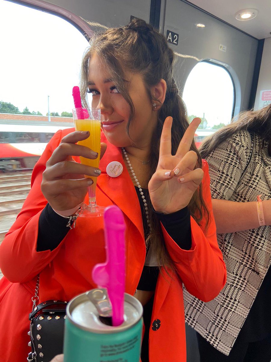 ElleRbalmforth's tweet photo. Hen do-ing 🥰🤵🏻👰🏻😘 https://t.co/vdBVaHQIgz