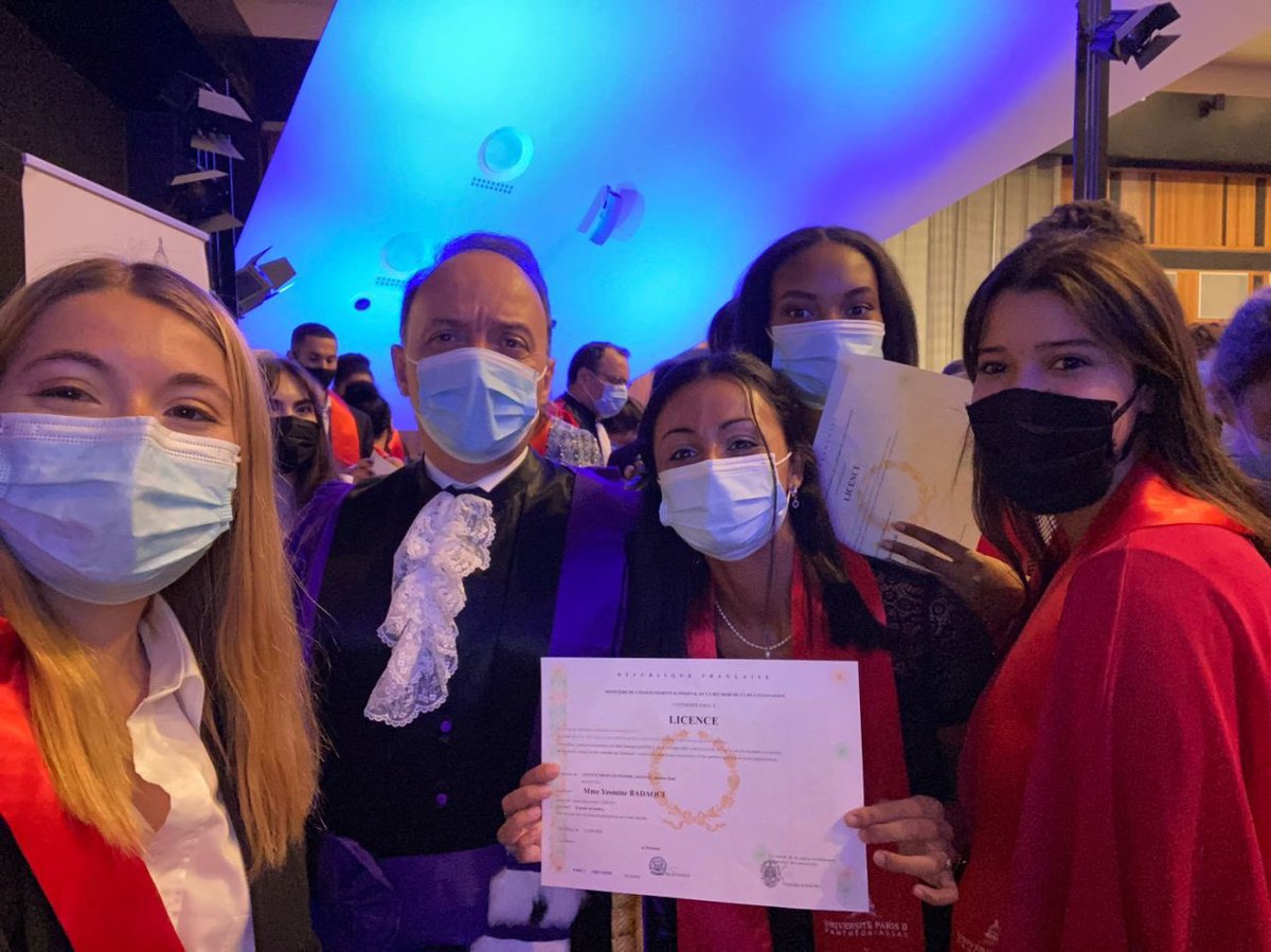 sbraconnier's tweet photo. Moment de bonheur ce samedi 25 septembre dans le Grand Amphi d’@AssasParis2 pour la cérémonie des licences 2021. Près de 2000 étudiants heureux, ambiance survoltée et longue séance de selfies et photos.🤩🤩 #LicenceAssas #GoAssas Félicitations a tous nos diplômés 🎓 https://t.co/VjGdEMmT8F