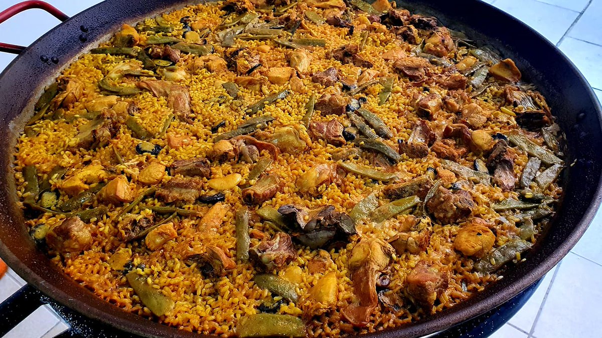 Eduard_Lpz's tweet photo. El año pasado no pudo ser, pero este año hemos acabado las #fiestas de #SanMateo disfrutando de una buena #paella #paellavalenciana hecha por un valenciano, buen #zurracapote, rodeados de #amigos 🥘 y con un buen licor de #Valvanera del #MonasteriodeValvanera. https://t.co/cfs6DbXaLJ