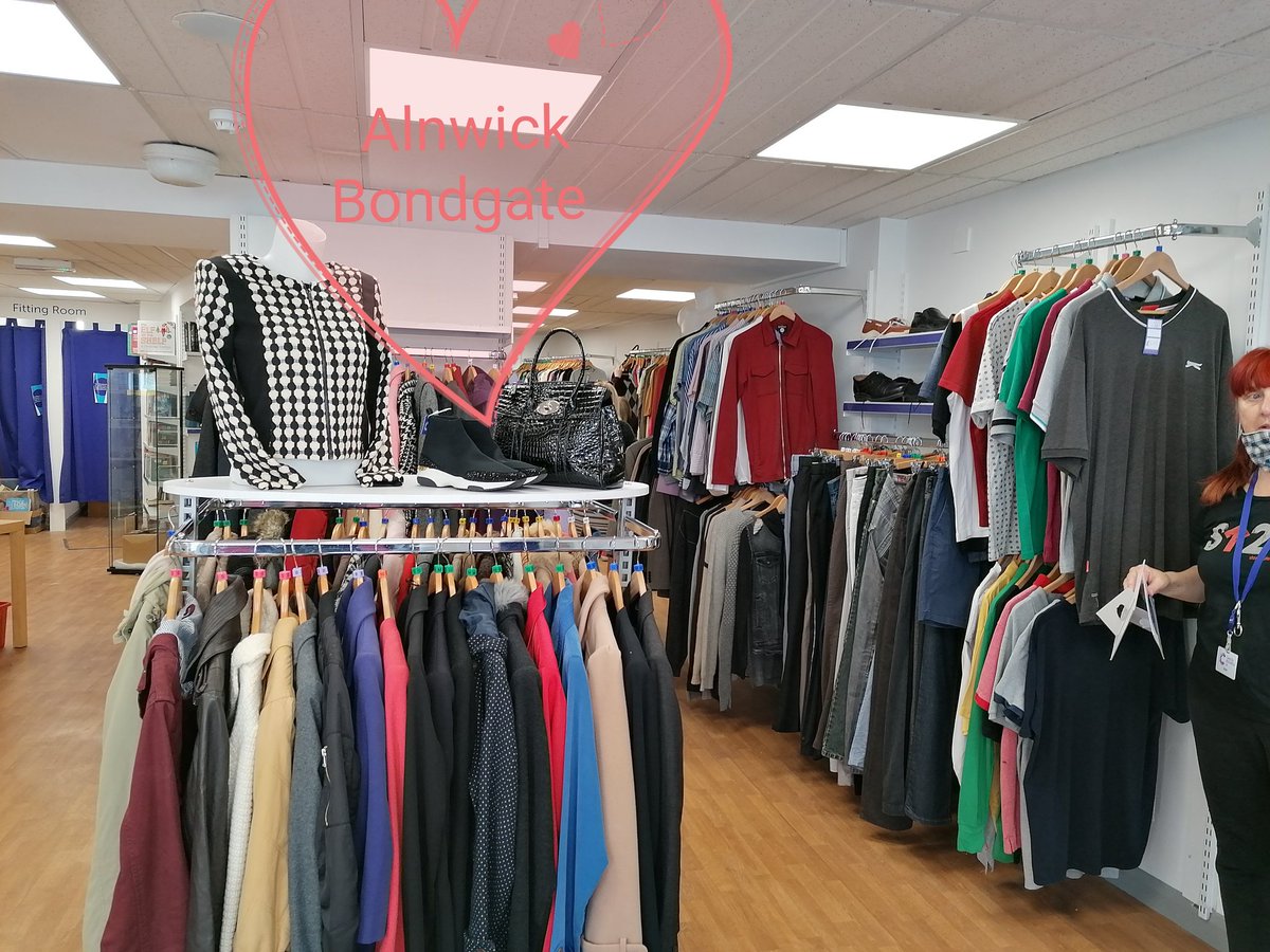 SharonCorke's tweet photo. @Alnwickbondgate has just had a lovely #refresh, come and see our #bargins and pick up a #stocking #filler while you shop. #shoppingsaveslives @CRUKShops @sharonp7217 @JuliaStewardson @missgillbe1 #alnwick https://t.co/iASxzJSr7U
