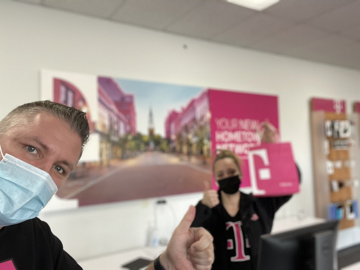 Brand new RSM out here in Woodstock making it happen! <a href="/TimMiller44/">Tim Miller</a> <a href="/vsamples25/">Vicki Samples</a> @rickmercedes555 <a href="/TCCMobile/">TCC Wireless</a> #TeamMagenta